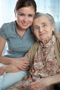 Ältere Dame mit Pflegerin