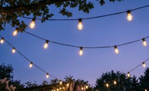 Lichterketten am Abendhimmel